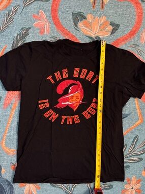 EUC Tom Brady "The GOAT is on the Boat" Tampa Bay Buccaneers Graphic Tee - Med